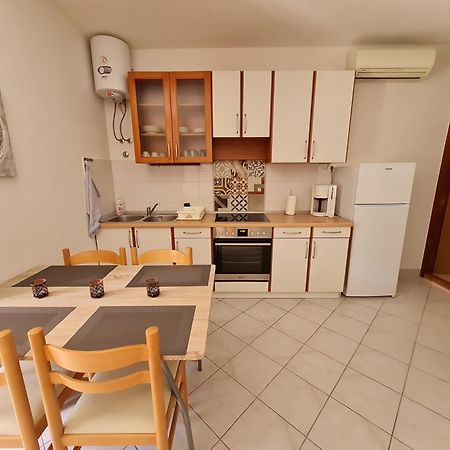 Vila Maslina Apartments Mit Pool Und Garten Nahe Am Strand Tučepi Værelse billede