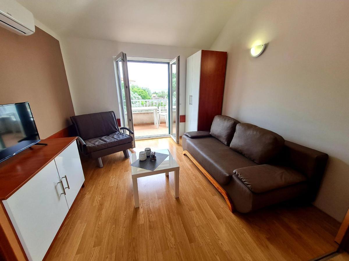 Vila Maslina Apartments Mit Pool Und Garten Nahe Am Strand Tučepi Eksteriør billede