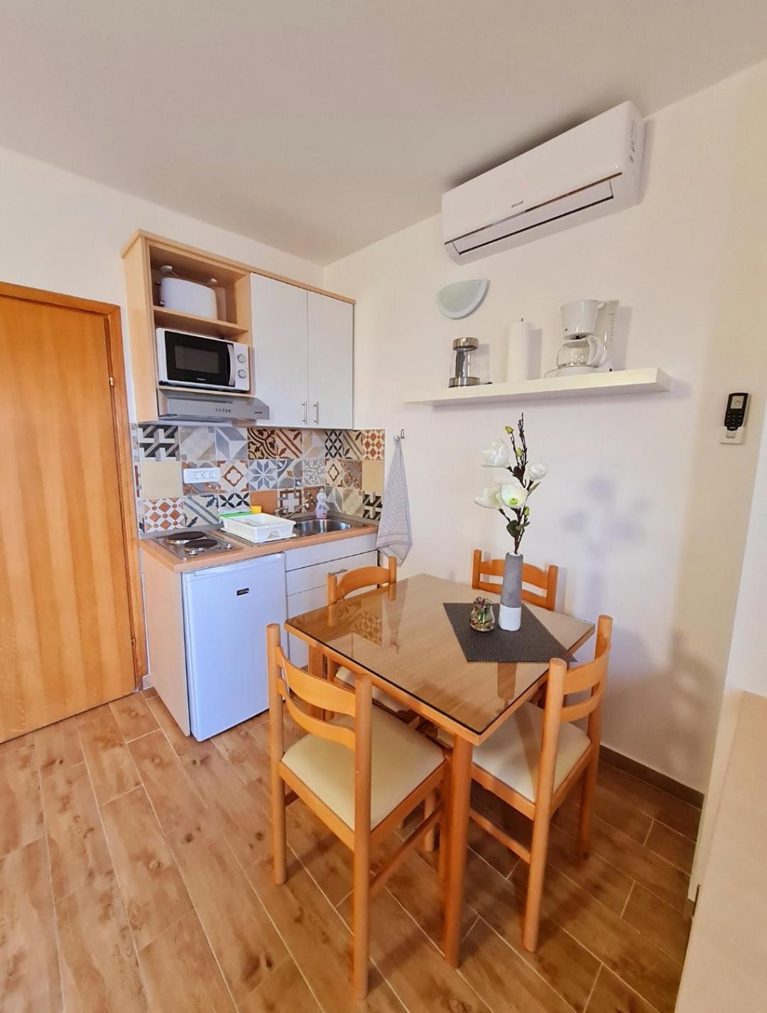 Vila Maslina Apartments Mit Pool Und Garten Nahe Am Strand Tučepi Værelse billede